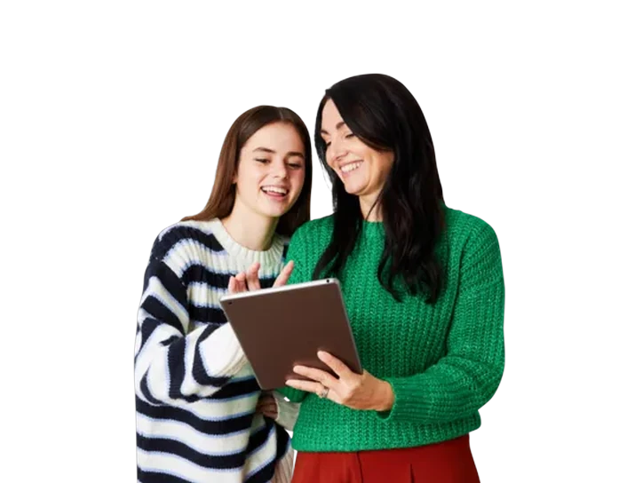 Zwei Schüler lernen gemeinsam mit einem Tablet