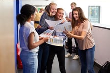 Resultats du BAC - un groupe de eleves heureux avec leurs results du bac dans un couloir de ecole