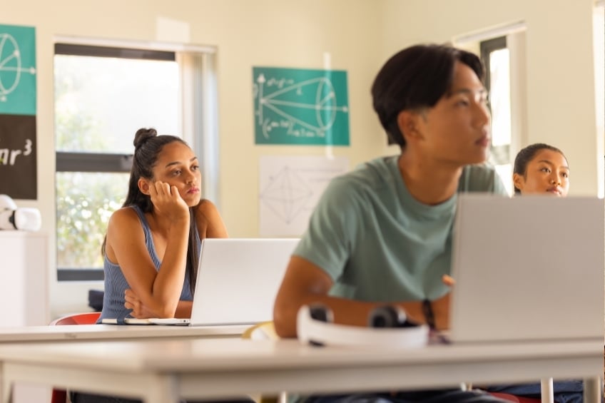 une jeune fille en classe de physique ennuyee et en decrochage scolaire