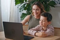 Gostudent vs SuperProf - une mere cherchant un site de cours particuliers avec son fils sur ordinateur
