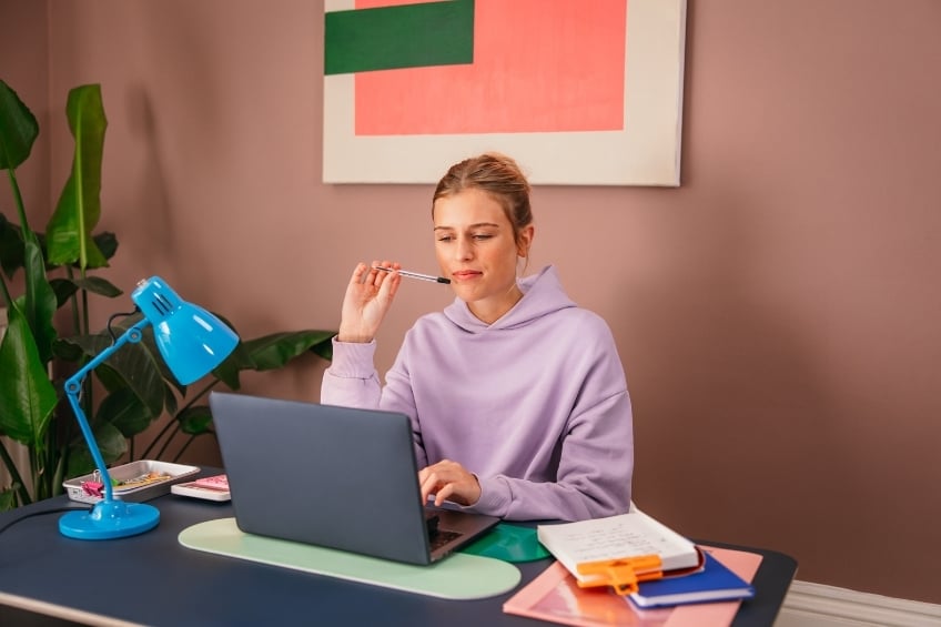 adolescente devant son ordinateur suivant un cours particuliers en ligne