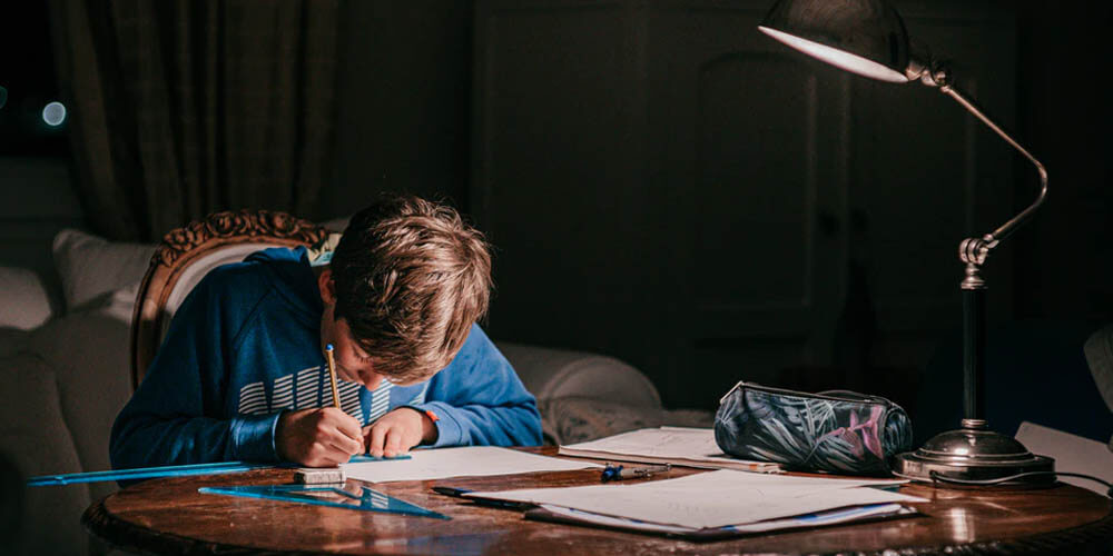 Come aiutare i bambini con disturbo ossessivo-compulsivo bambino studia