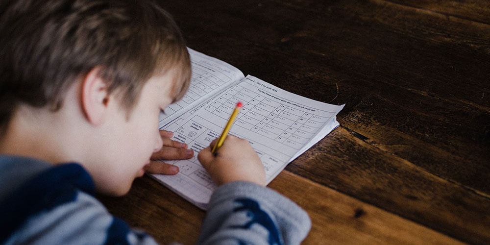 Come aiutare un figlio discalculico bambino scrive