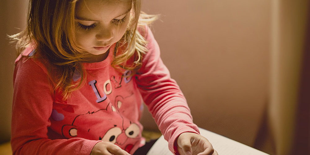 Come crescere un bambino bilingue bambina legge