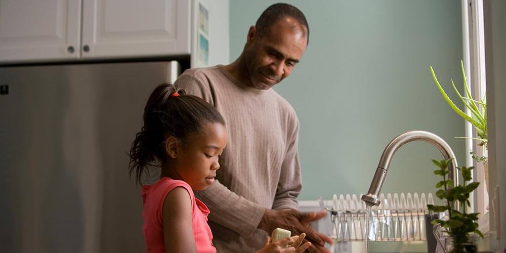 Come essere un genitore migliore papà e figlia in cucina