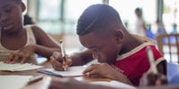 errori di ortografia e distrazione ragazzo concentrato