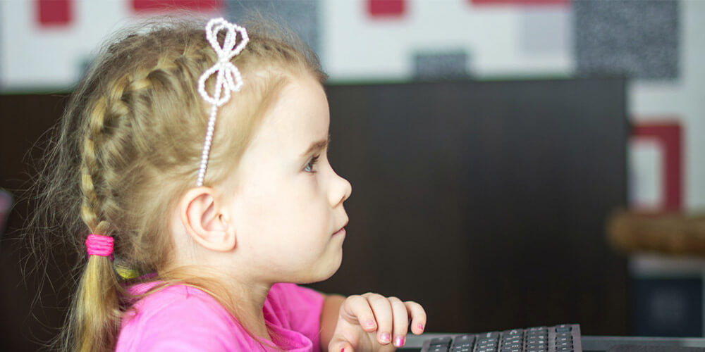 Come proteggere i bambini su internet bambina alla tastiera