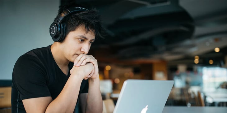 Cosè la Neurodiversità ragazzo al computer