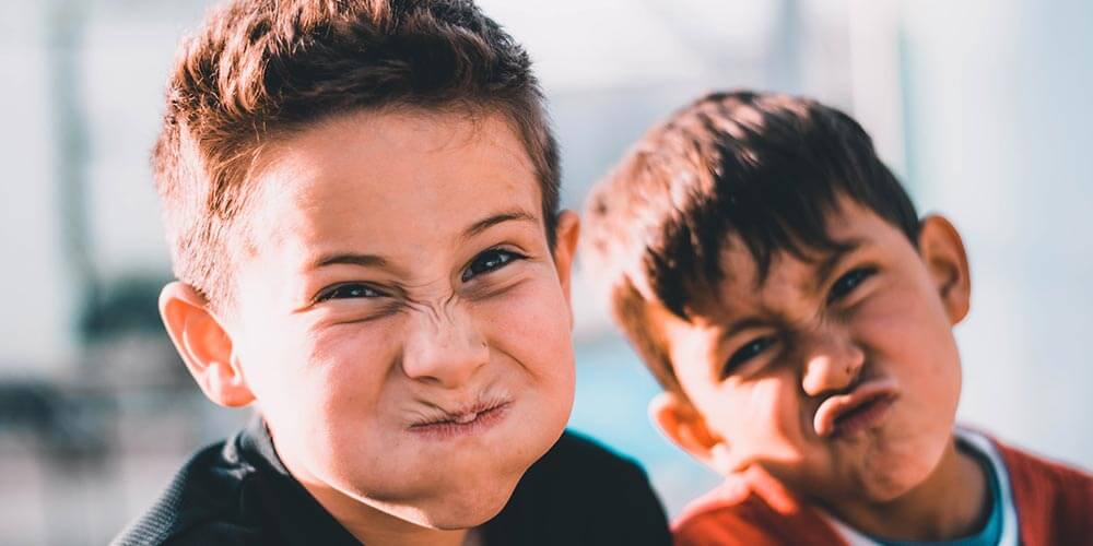 Cosa fare con un bambino che parla molto due bambini a bocca chiusa