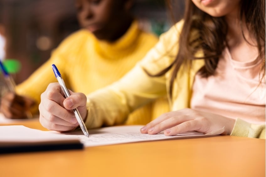 Des eleves passant leur examen du brevet en candidat libre