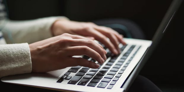Dipendenze tecnologiche mani su tastiera