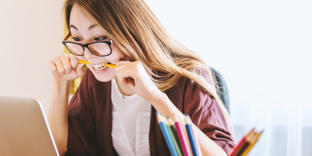 Fille anxieuse au collège