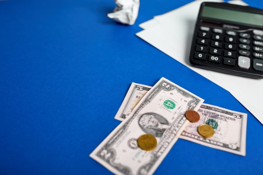 GoStudent - Combien demander pour des cours particuliers - une calculatrice posee pres de argent