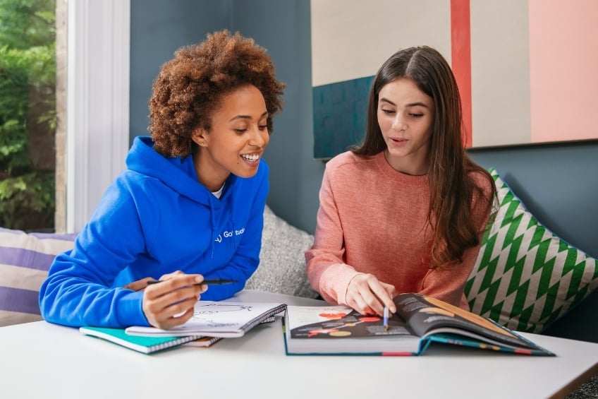 GoStudent - Combien demander pour des cours particuliers - une professeure particulier en cours a domicile avec son eleve