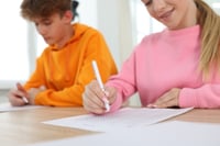 GoStudent - Statistiques Brevet - deux eleves en pleine session de examen du brevet