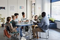 GoStudent - Un groupe de eleves avec un professeur particulier dans une salle de classe de centre de cours particuliers