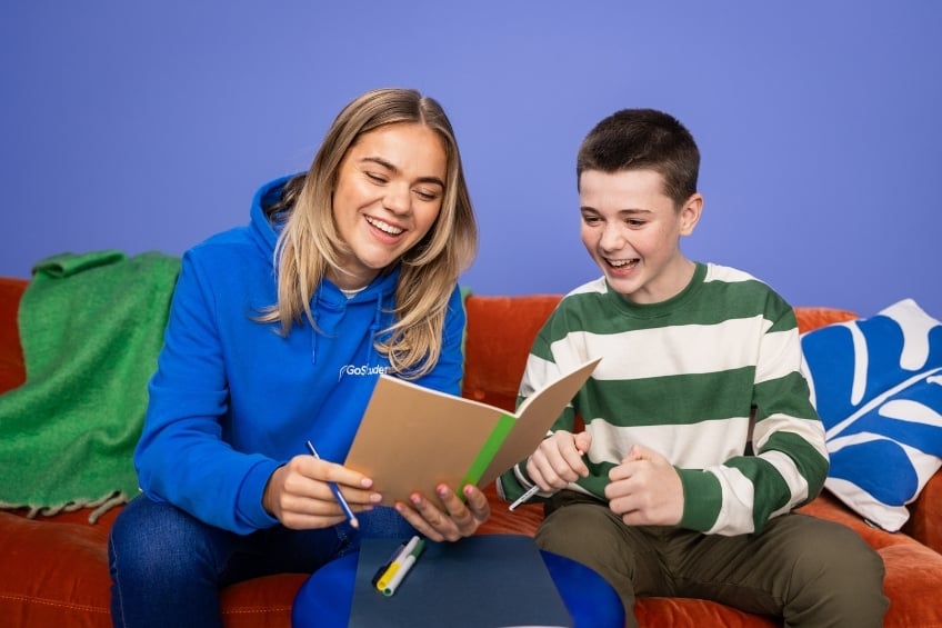 GoStudent - Une professeure particulier donnant un cours chez son eleve dans son salon