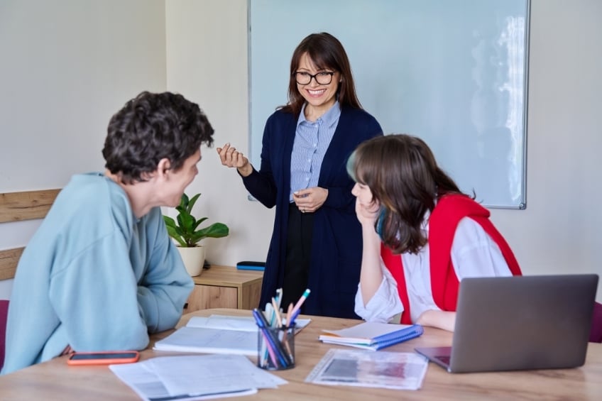 GoStudent vs Groupe Reussite - professeure donnant un cours particulier de revisions a 2 lyceens