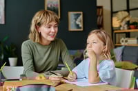 GoStudent vs Groupe Reussite - un professeure en cours particulier a domicile avec son eleve