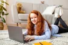 GoStudent vs SuperProf - une jeune fille suivant un cours particulier en ligne dans son salon