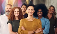 Groupe heureux de individus formant partie du programme de affiliation GoStudent