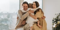 familia-abrazada-enseñando-amabilidad-a-su-hija