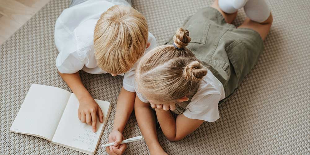 maedchen-und-bub-lesen