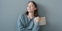 schuelerin-mit-journal