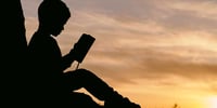 junge-liest-buch
