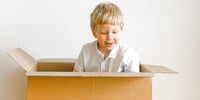 junge-sitzt-in-box