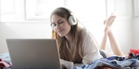schuelerin-mit-computer