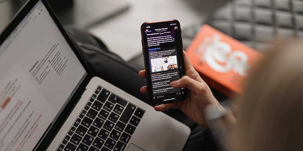Personne sur son téléphone et ordinateur