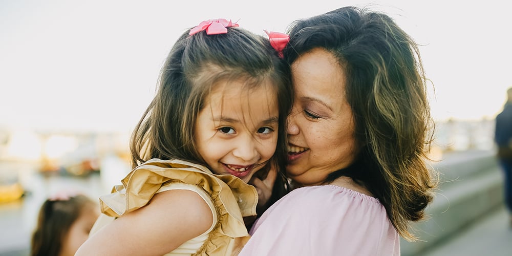 madre-e-hija-abrazadas-niña-aprendiendo-amabilidad