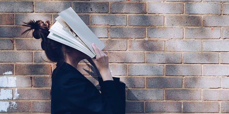 achtsamkeit schule maedchen mit buch