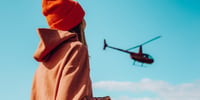 Padre helicóptero sobrevolando sobre hija