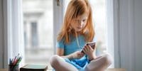 Enfant accro au téléphone