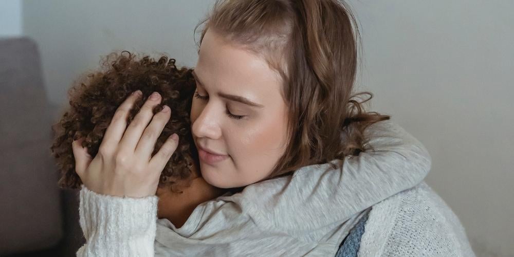 Mujer abrazando a su hijo