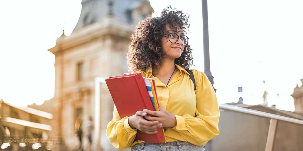 Etudiante avec des livres