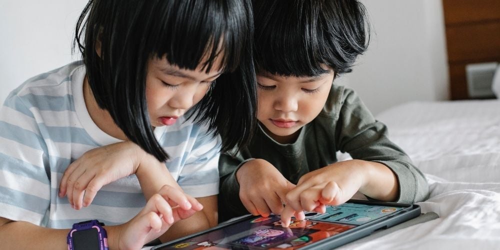 Des enfants qui jouent à des jeux vidéo