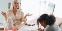 maestra profesora explica a una alumna en una sesión de tutoría