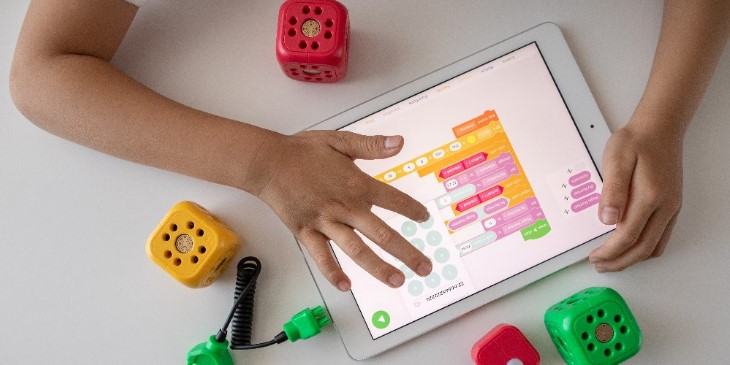 Enfant-et-tablette-numerique