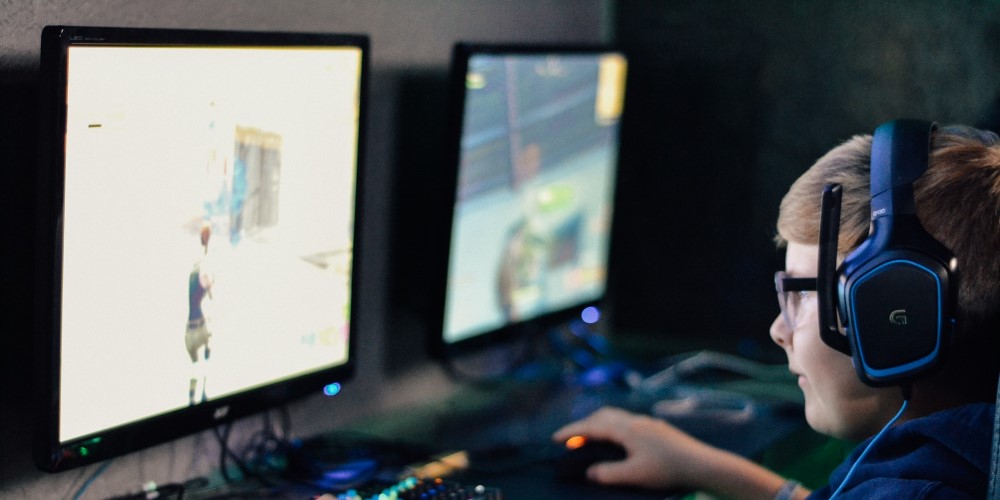 Enfant jouant à Fortnite