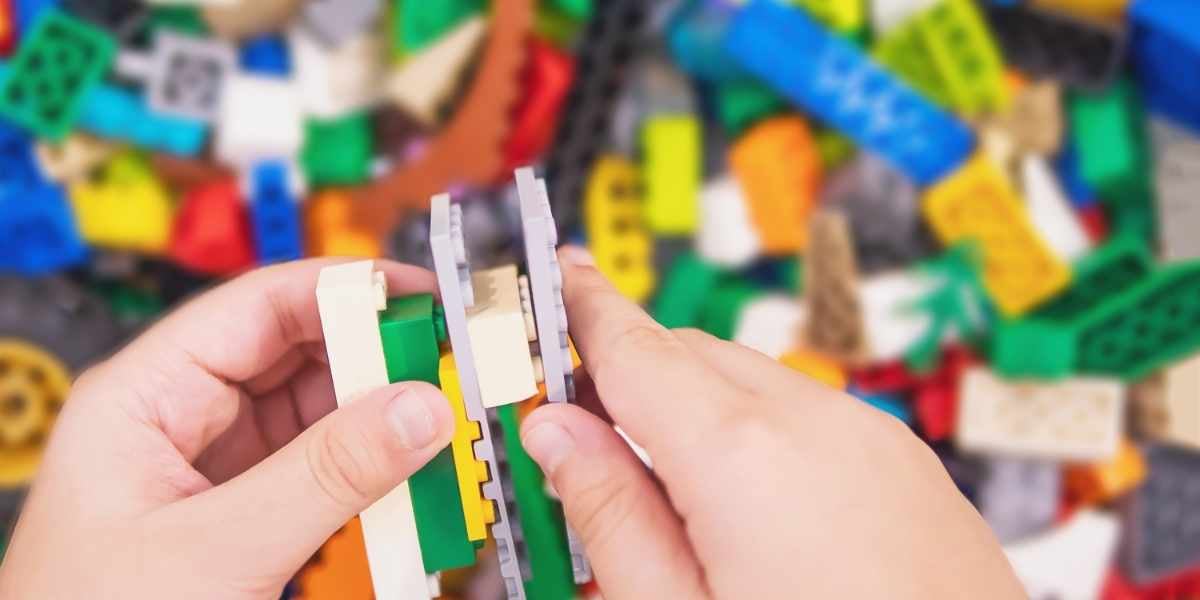 Enfant jouant au Lego