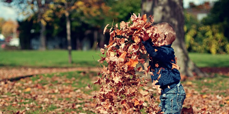 Enfant jouant au parc motricité