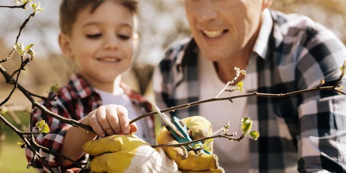 Enfant aide son père