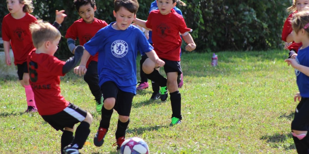Enfants faisant du foot