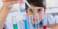 Enfant faisant de la chimie 