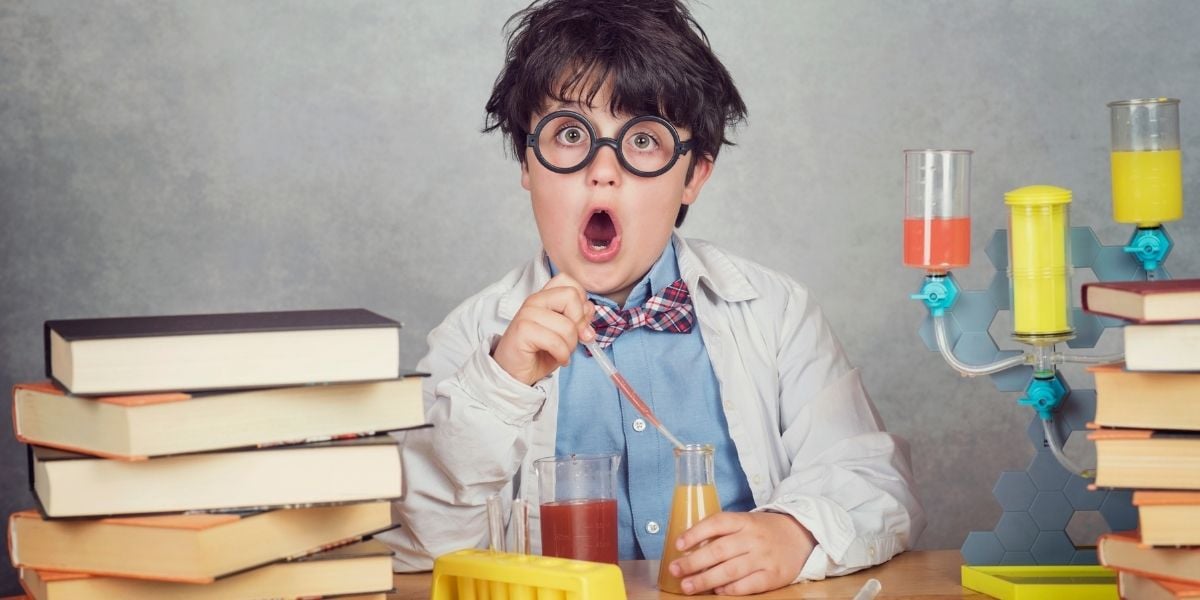 Enfant apprenant la science