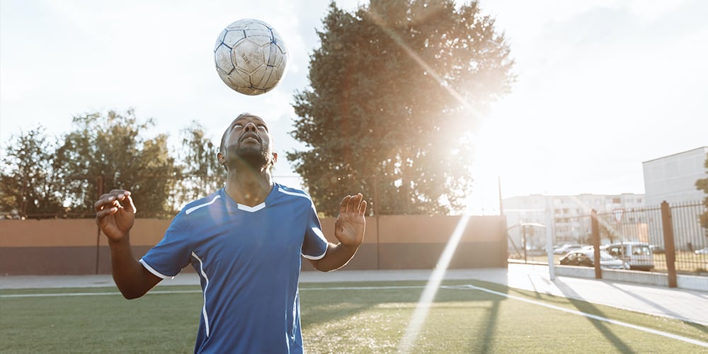 fussballspieler-mit-fussball