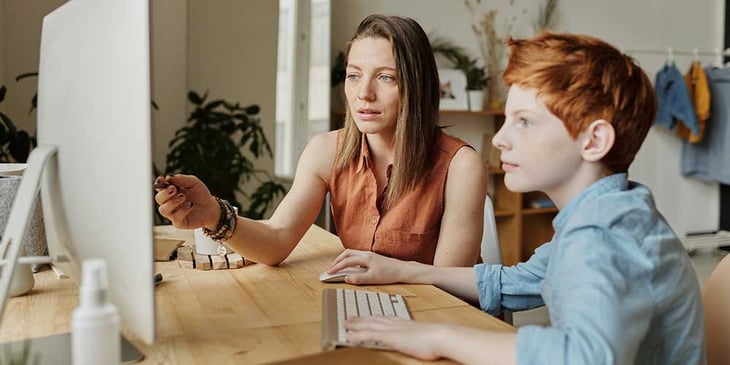 insegnante e bambino ripetizione-online